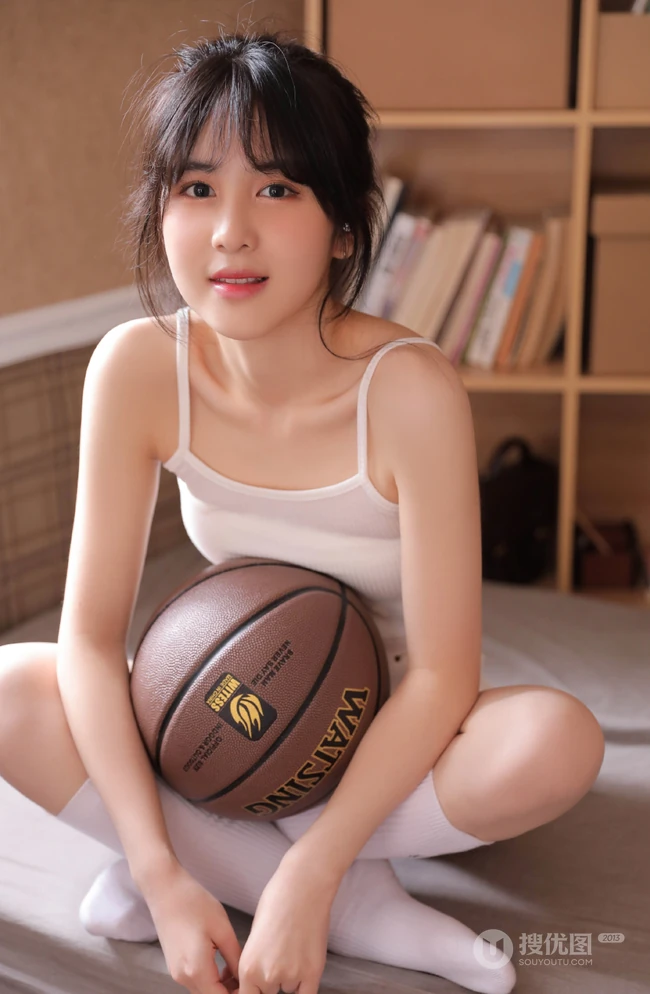 腰好细的女生，俏皮可爱妹子肩带背心短裤长筒袜室内写真照