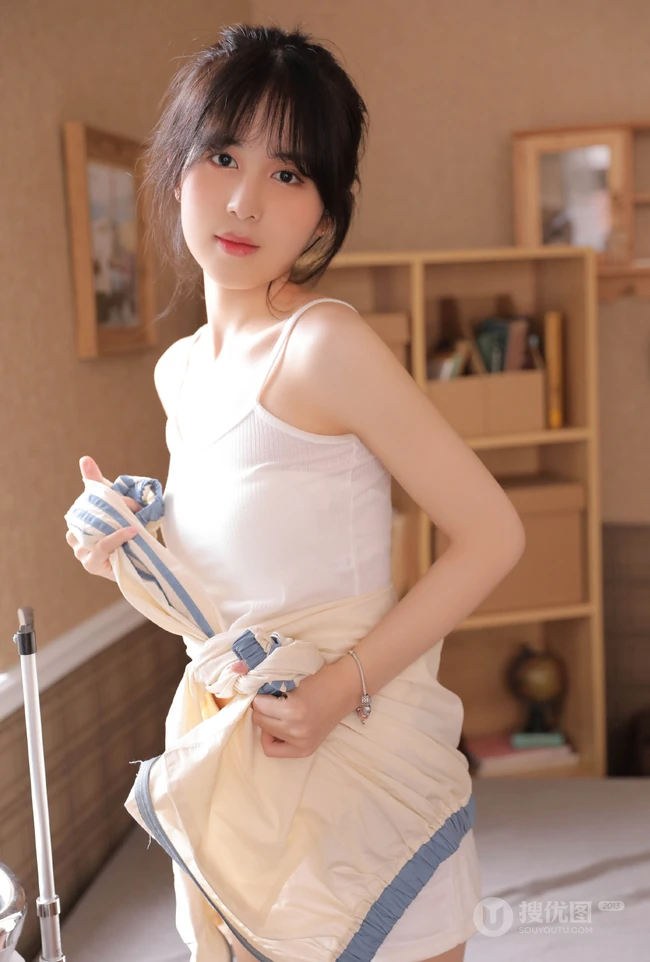 腰好细的女生，俏皮可爱妹子肩带背心短裤长筒袜室内写真照