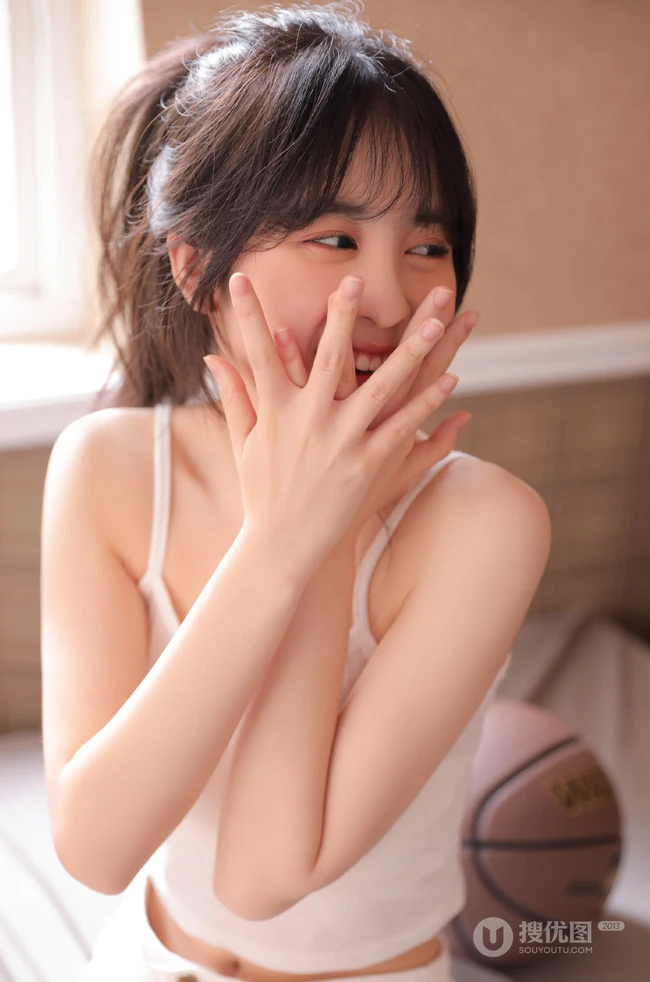 腰好细的女生，俏皮可爱妹子肩带背心短裤长筒袜室内写真照