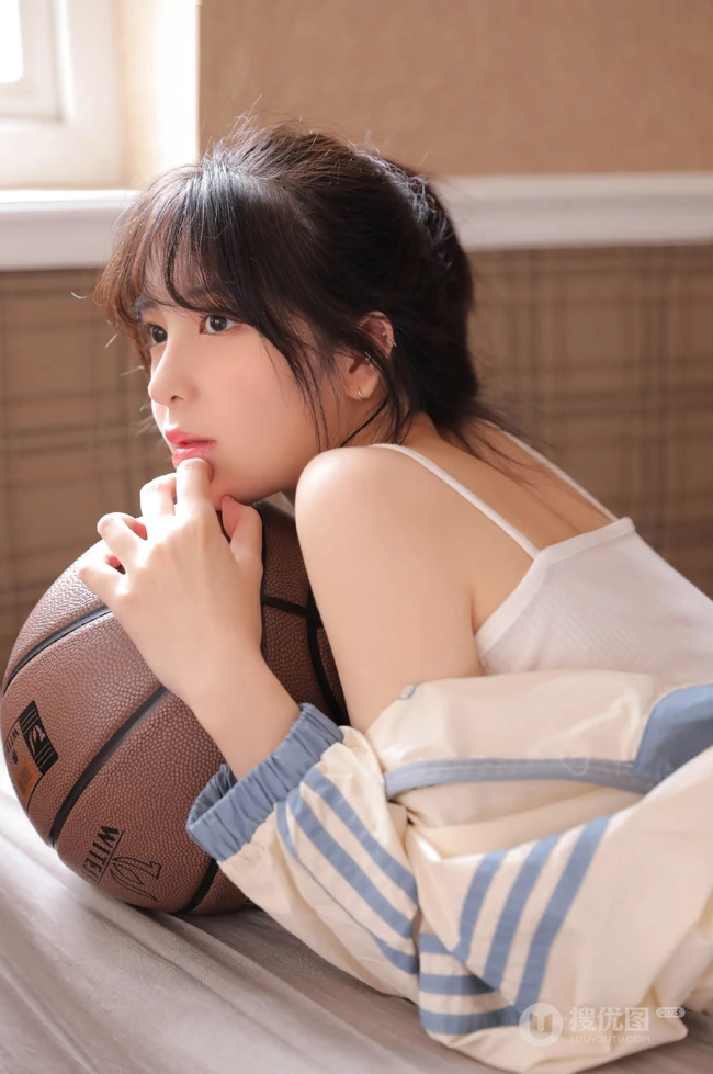 腰好细的女生，俏皮可爱妹子肩带背心短裤长筒袜室内写真照