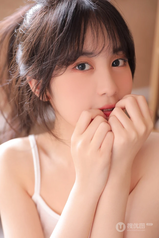 腰好细的女生，俏皮可爱妹子肩带背心短裤长筒袜室内写真照