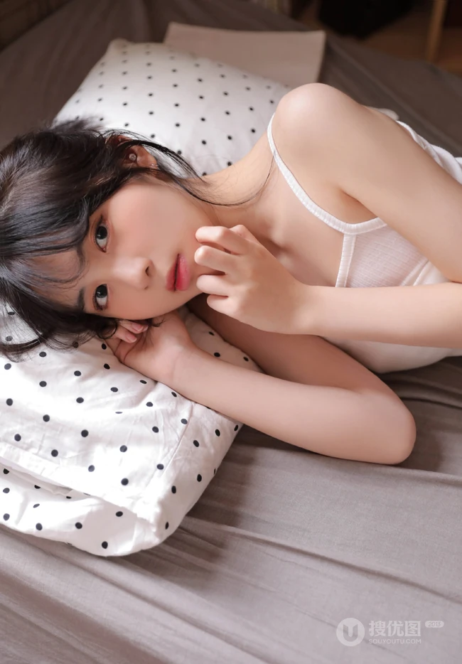 腰好细的女生，俏皮可爱妹子肩带背心短裤长筒袜室内写真照