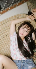 为何连眼神都可以如此气质，海边女孩热裤&红裙写真美图