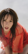 为何连眼神都可以如此气质，海边女孩热裤&红裙写真美图