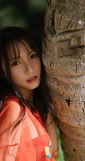 为何连眼神都可以如此气质，海边女孩热裤&红裙写真美图