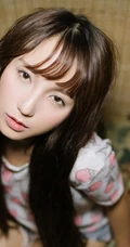为何连眼神都可以如此气质，海边女孩热裤&红裙写真美图