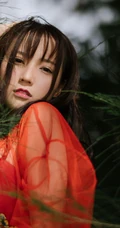 为何连眼神都可以如此气质，海边女孩热裤&红裙写真美图