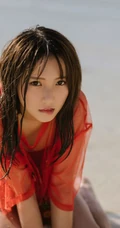 为何连眼神都可以如此气质，海边女孩热裤&红裙写真美图