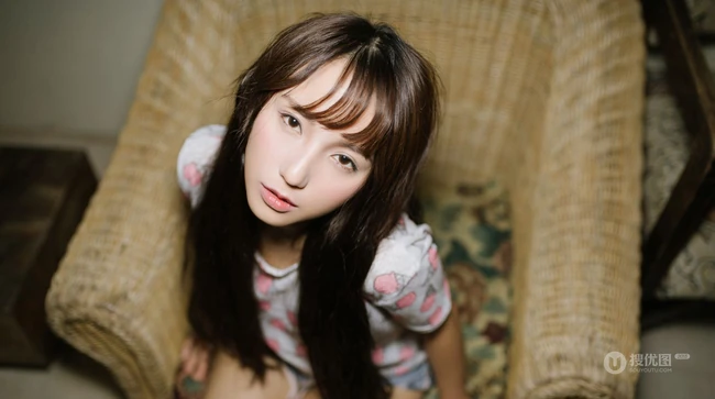 为何连眼神都可以如此气质，海边女孩热裤&红裙写真美图