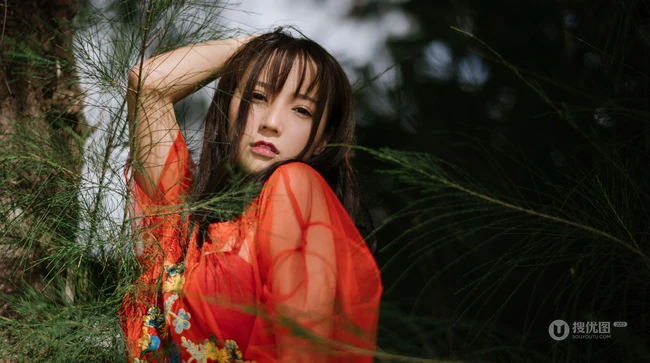 为何连眼神都可以如此气质，海边女孩热裤&红裙写真美图