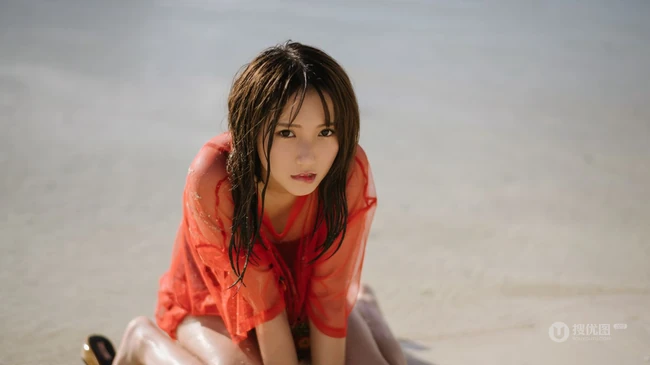 为何连眼神都可以如此气质，海边女孩热裤&红裙写真美图