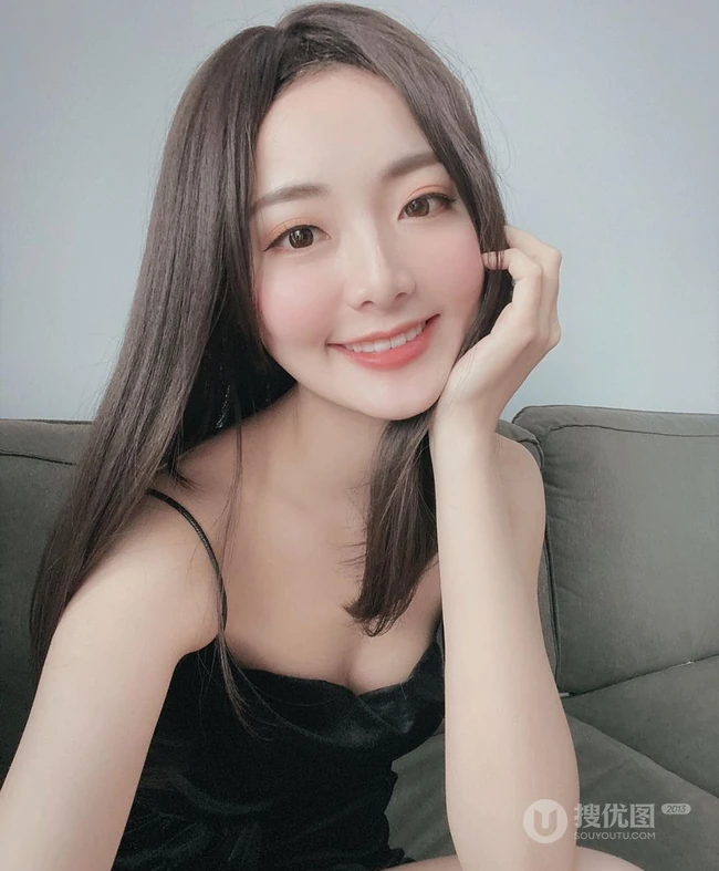 平时喜欢穿热裤，短裙的苗条细腰天菜气质女生王卓淇生活照图集