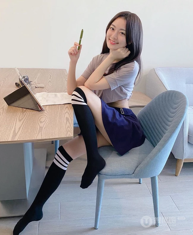 平时喜欢穿热裤，短裙的苗条细腰天菜气质女生王卓淇生活照图集