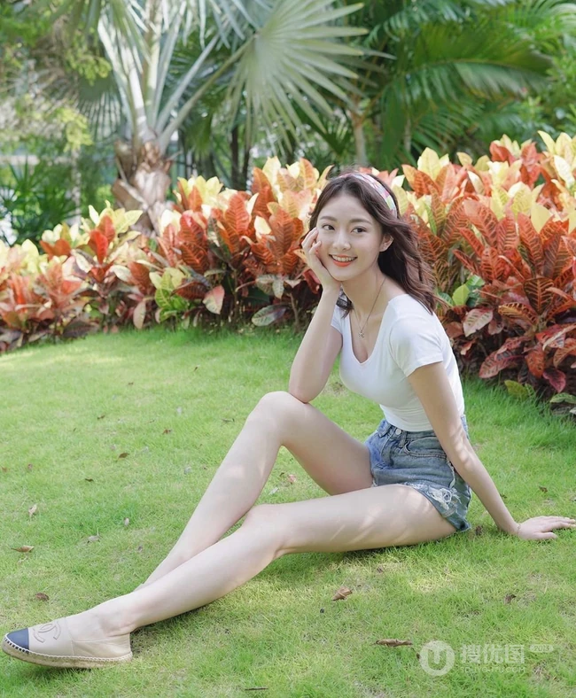 平时喜欢穿热裤，短裙的苗条细腰天菜气质女生王卓淇生活照图集