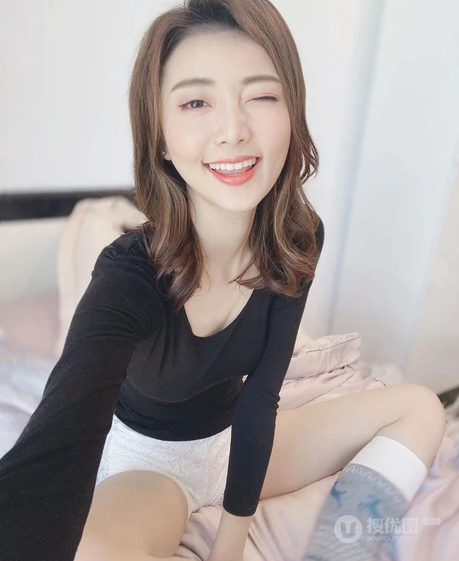 平时喜欢穿热裤，短裙的苗条细腰天菜气质女生王卓淇生活照图集