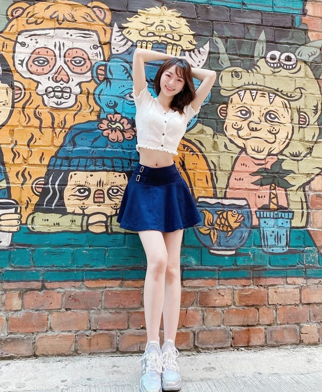 平时喜欢穿热裤，短裙的苗条细腰天菜气质女生王卓淇生活照图集