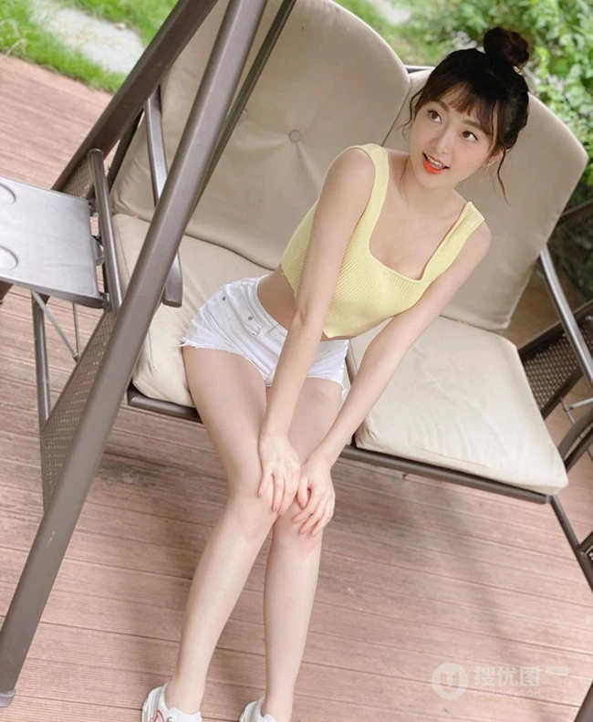平时喜欢穿热裤，短裙的苗条细腰天菜气质女生王卓淇生活照图集