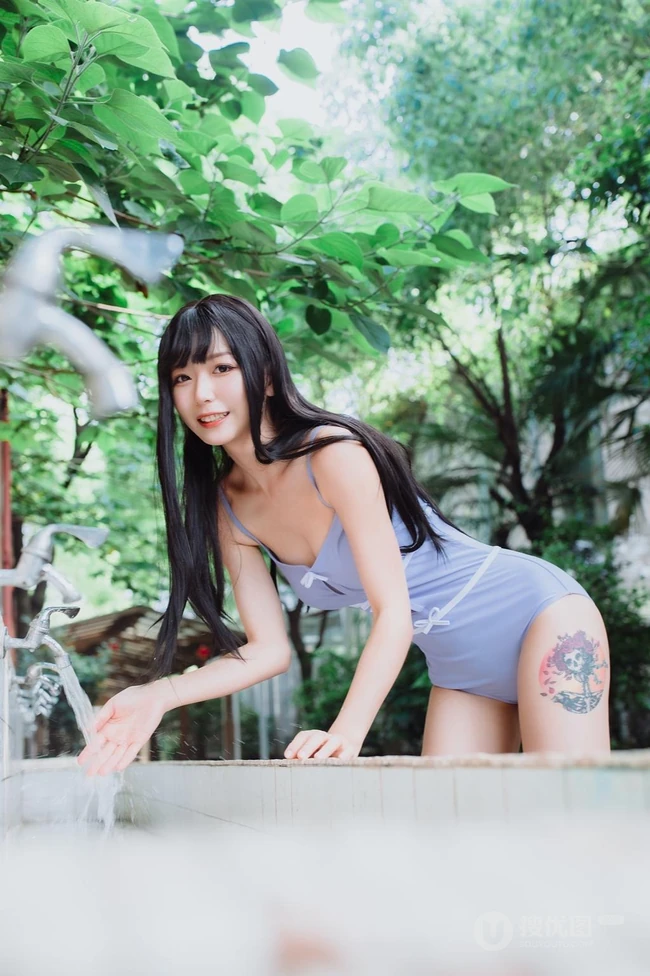 美好的六月，气质紧身肩带死库水长腿少女唯美街拍写真