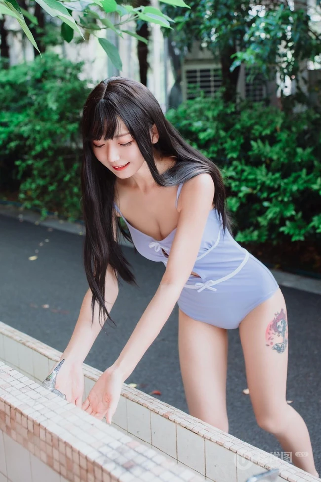 美好的六月，气质紧身肩带死库水长腿少女唯美街拍写真