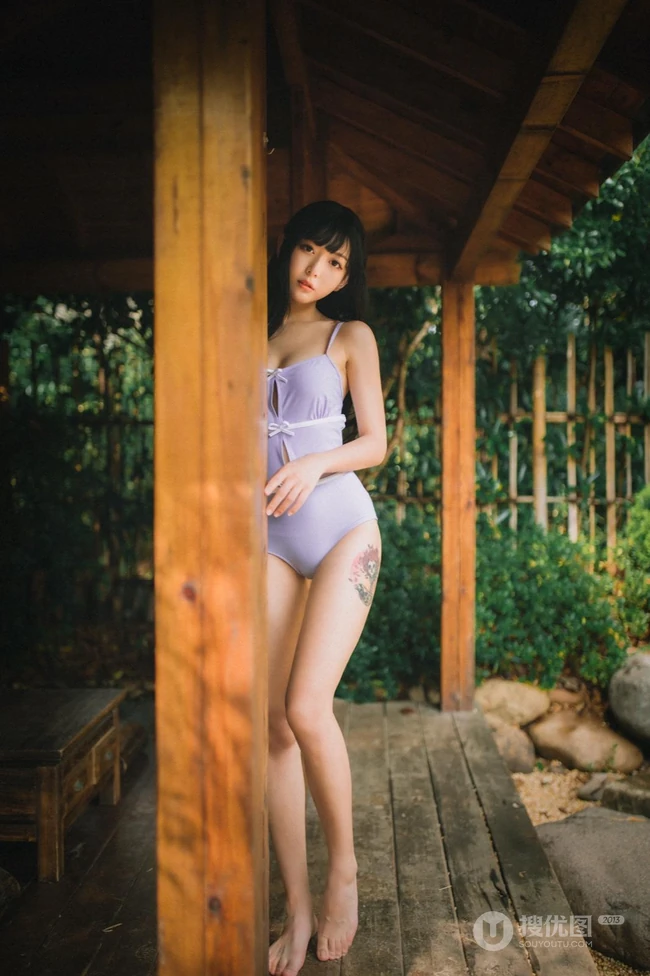 美好的六月，气质紧身肩带死库水长腿少女唯美街拍写真