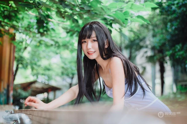 美好的六月，气质紧身肩带死库水长腿少女唯美街拍写真