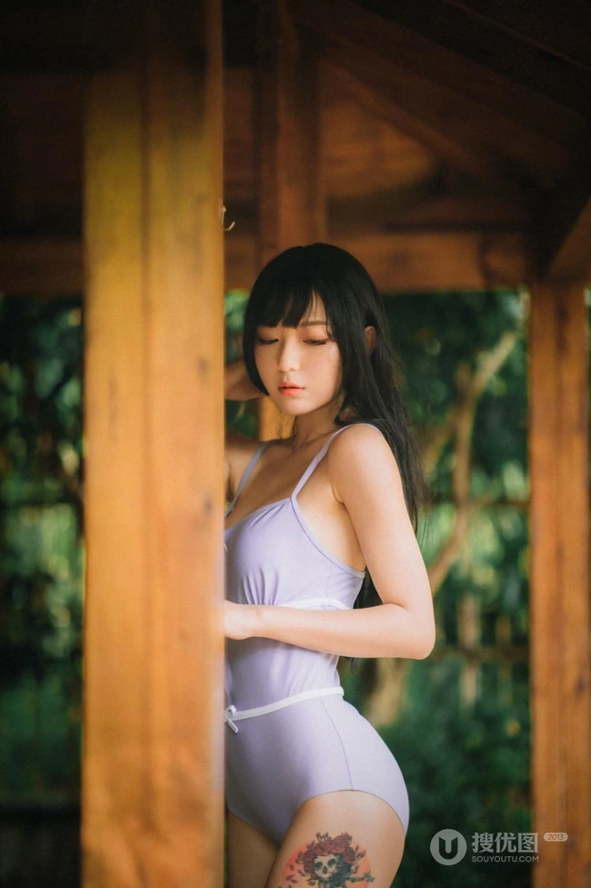 美好的六月，气质紧身肩带死库水长腿少女唯美街拍写真