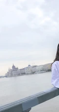 梁洁Little微博晒最新写真，白衣短裙游天桥，笑容动人