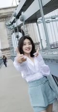 梁洁Little微博晒最新写真，白衣短裙游天桥，笑容动人