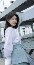 梁洁Little微博晒最新写真，白衣短裙游天桥，笑容动人