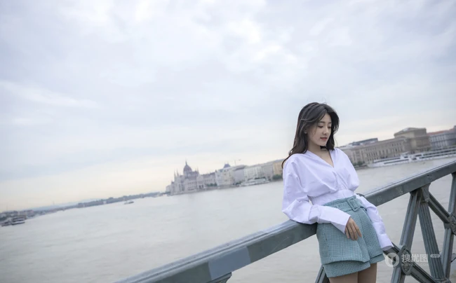 梁洁Little微博晒最新写真，白衣短裙游天桥，笑容动人