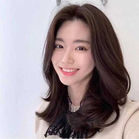 既有气质又淑女的发型，2020最洋气的减龄中长发女生发型图片