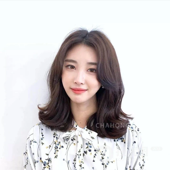 既有气质又淑女的发型，2020最洋气的减龄中长发女生发型图片 第23张
