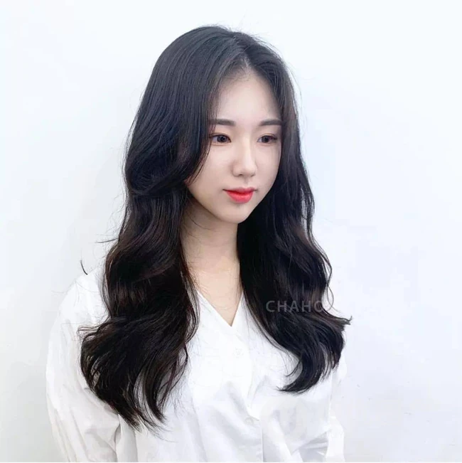 既有气质又淑女的发型，2020最洋气的减龄中长发女生发型图片 第4张