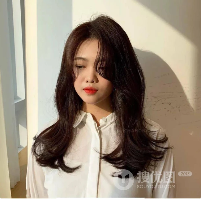 既有气质又淑女的发型，2020最洋气的减龄中长发女生发型图片 第3张