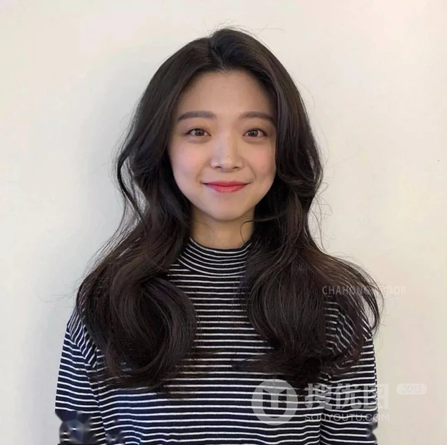 既有气质又淑女的发型，2020最洋气的减龄中长发女生发型图片 第14张