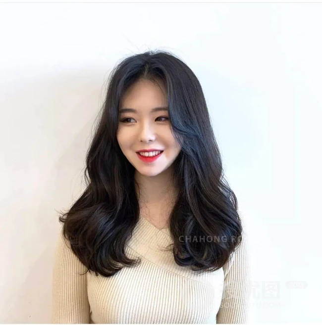 既有气质又淑女的发型，2020最洋气的减龄中长发女生发型图片 第10张