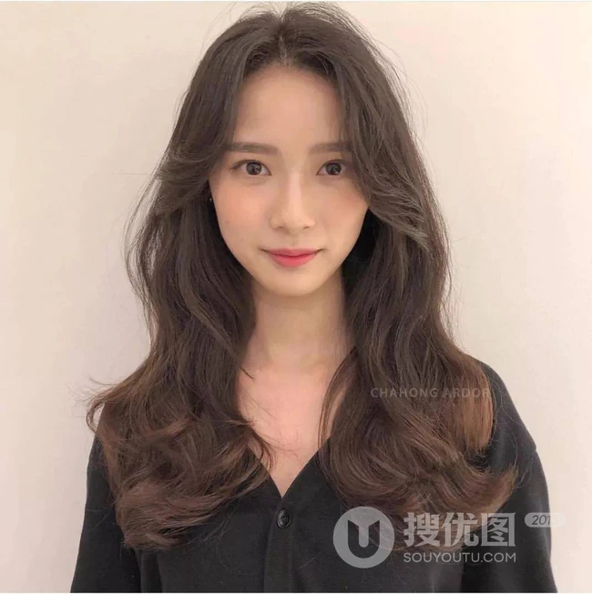 既有气质又淑女的发型，2020最洋气的减龄中长发女生发型图片 第2张