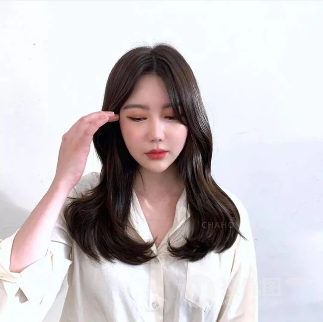 既有气质又淑女的发型，2020最洋气的减龄中长发女生发型图片 第8张