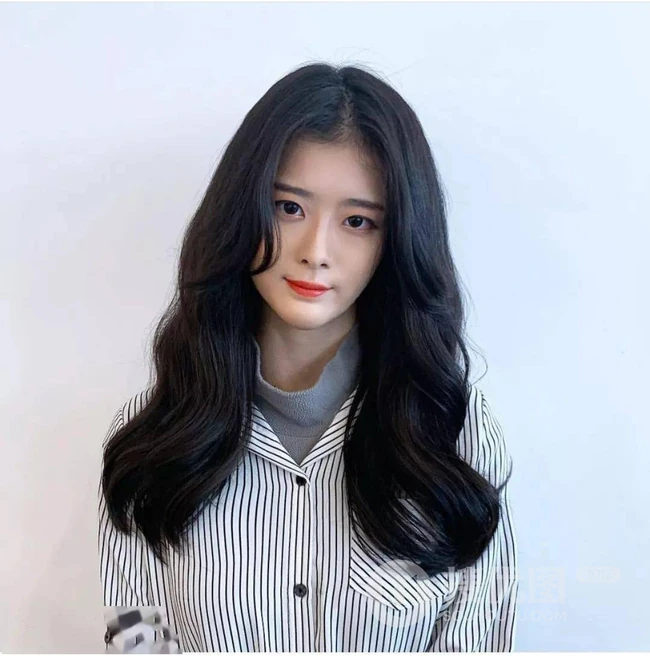 既有气质又淑女的发型，2020最洋气的减龄中长发女生发型图片 第21张