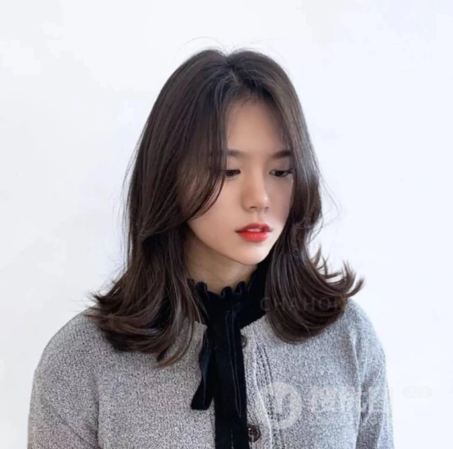 既有气质又淑女的发型，2020最洋气的减龄中长发女生发型图片 第13张