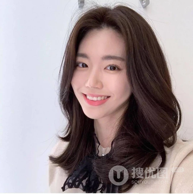 既有气质又淑女的发型，2020最洋气的减龄中长发女生发型图片 第1张