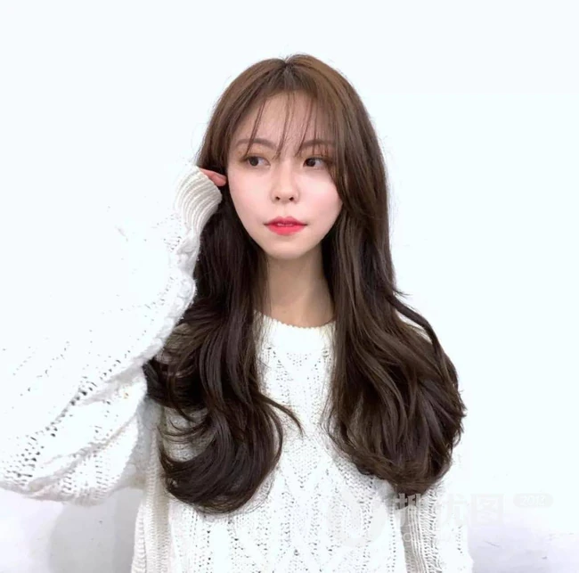 既有气质又淑女的发型，2020最洋气的减龄中长发女生发型图片 第24张