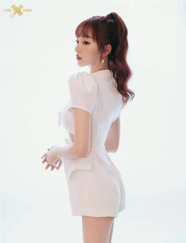 孔雪儿纯白连体裤装扮 超显气质和线条感写真美图