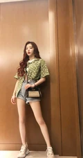 孔雪儿背着时尚包包搭配牛仔短裤清爽写真照
