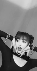 孔雪儿全黑装扮搭配双马尾造型鬼马黑白写真图片