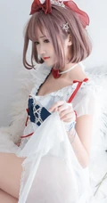 性感女仆请你吃苹果，如此女仆太养眼了！