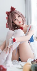 性感女仆请你吃苹果，如此女仆太养眼了！