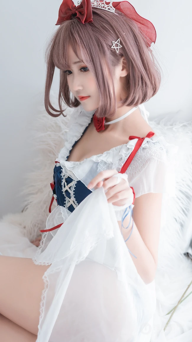 性感女仆请你吃苹果，如此女仆太养眼了！