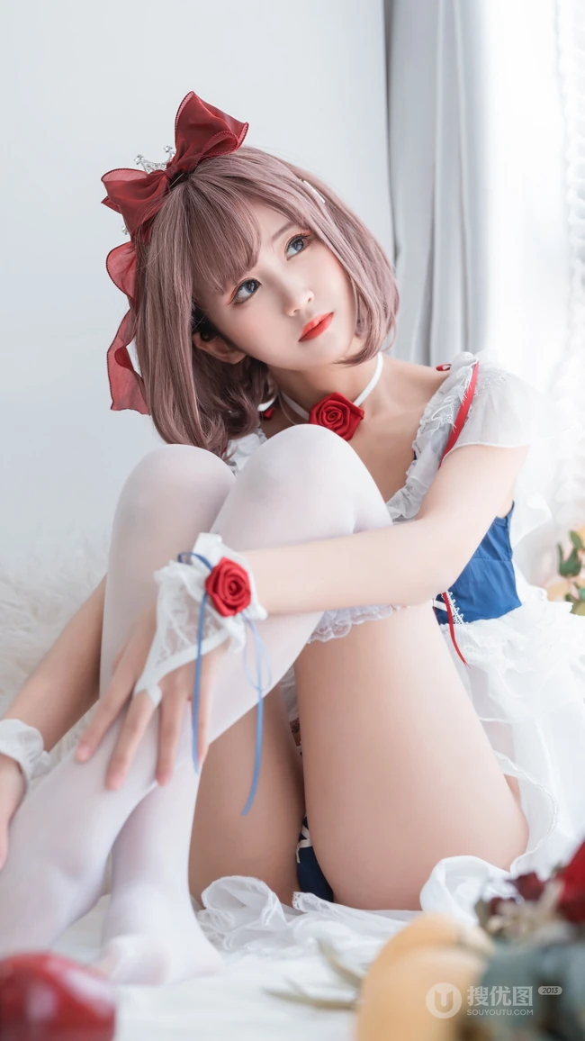 性感女仆请你吃苹果，如此女仆太养眼了！