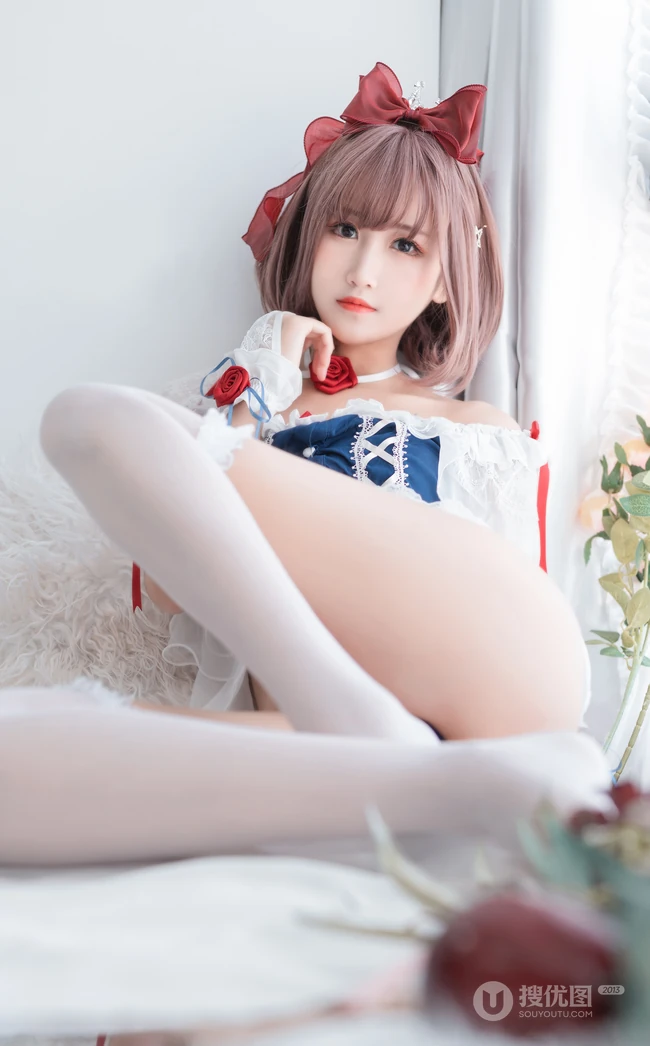 性感女仆请你吃苹果，如此女仆太养眼了！